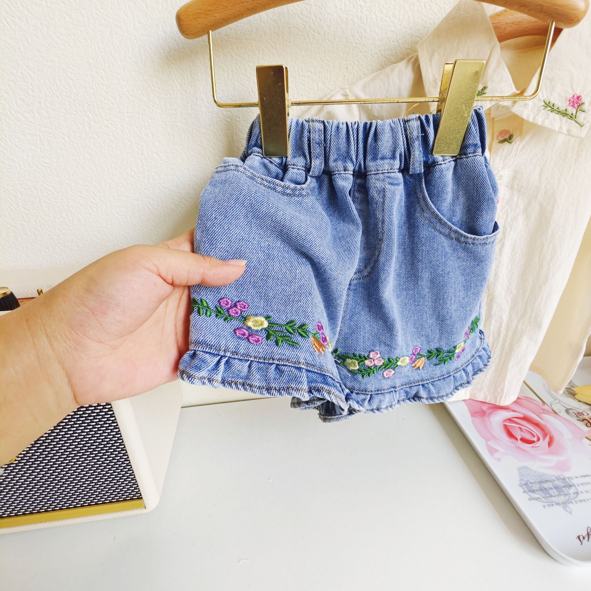 Ensemble deux pièces pour mère et enfant, nouvelle collection été pour fille, jolie chemise brodée à revers et short en jean_voghion.com