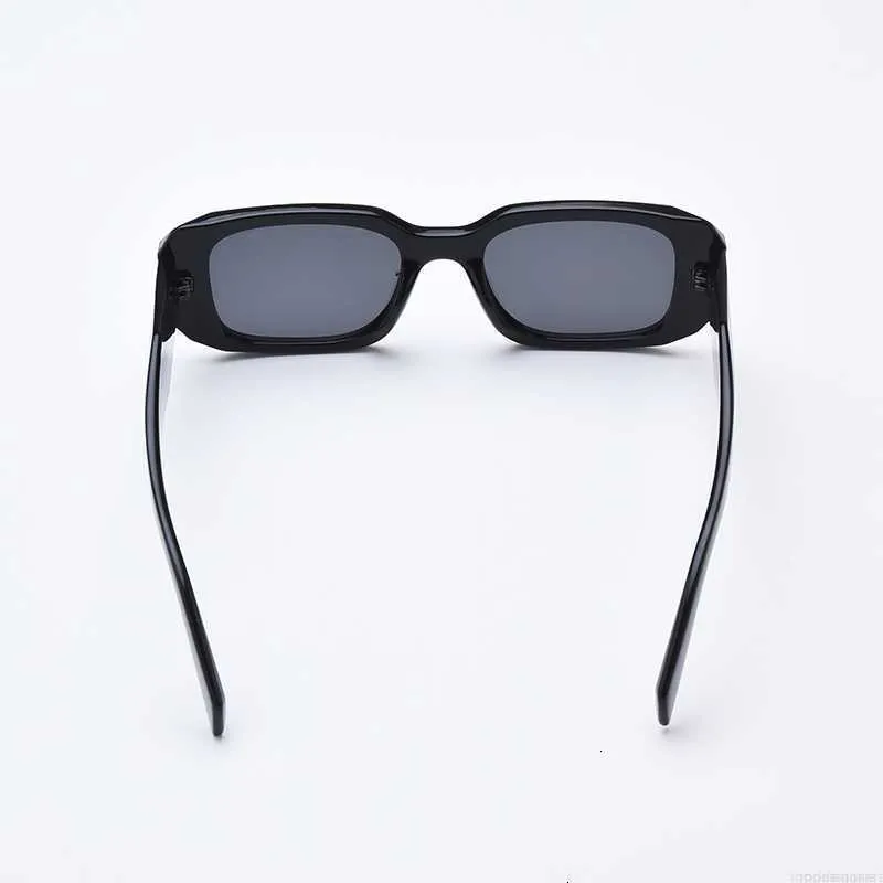 Occhiali da sole designer alla moda per uomo e donna da spiaggia_voghion.com