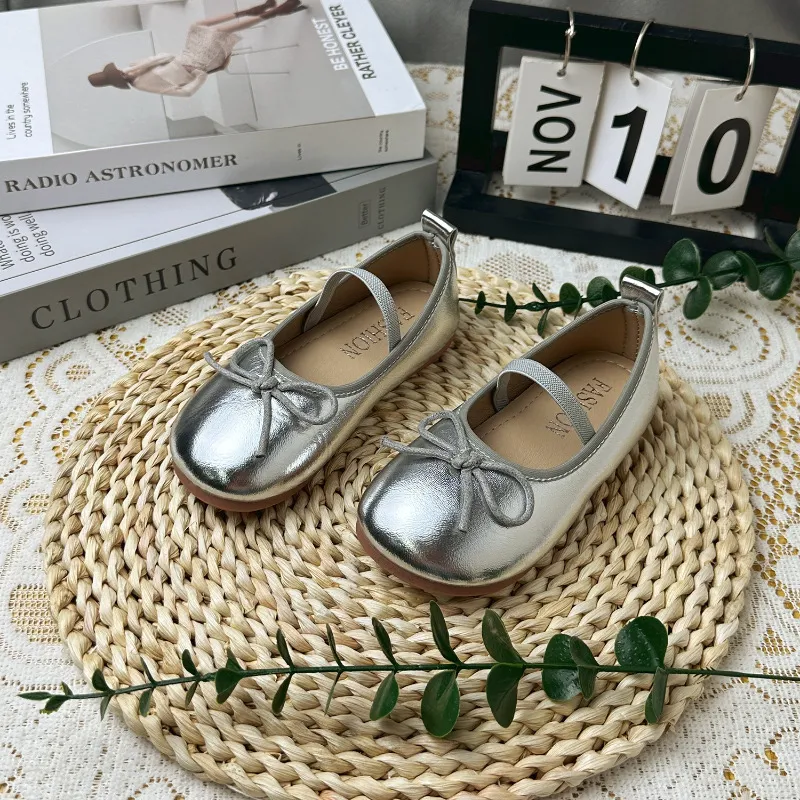 Kerek orrú, lakkbőr balerinacipők kislányoknak, klasszikus, masnis, rugalmas, hercegnős, aranyos lábfej, kisgyermek, puha_voghion.com