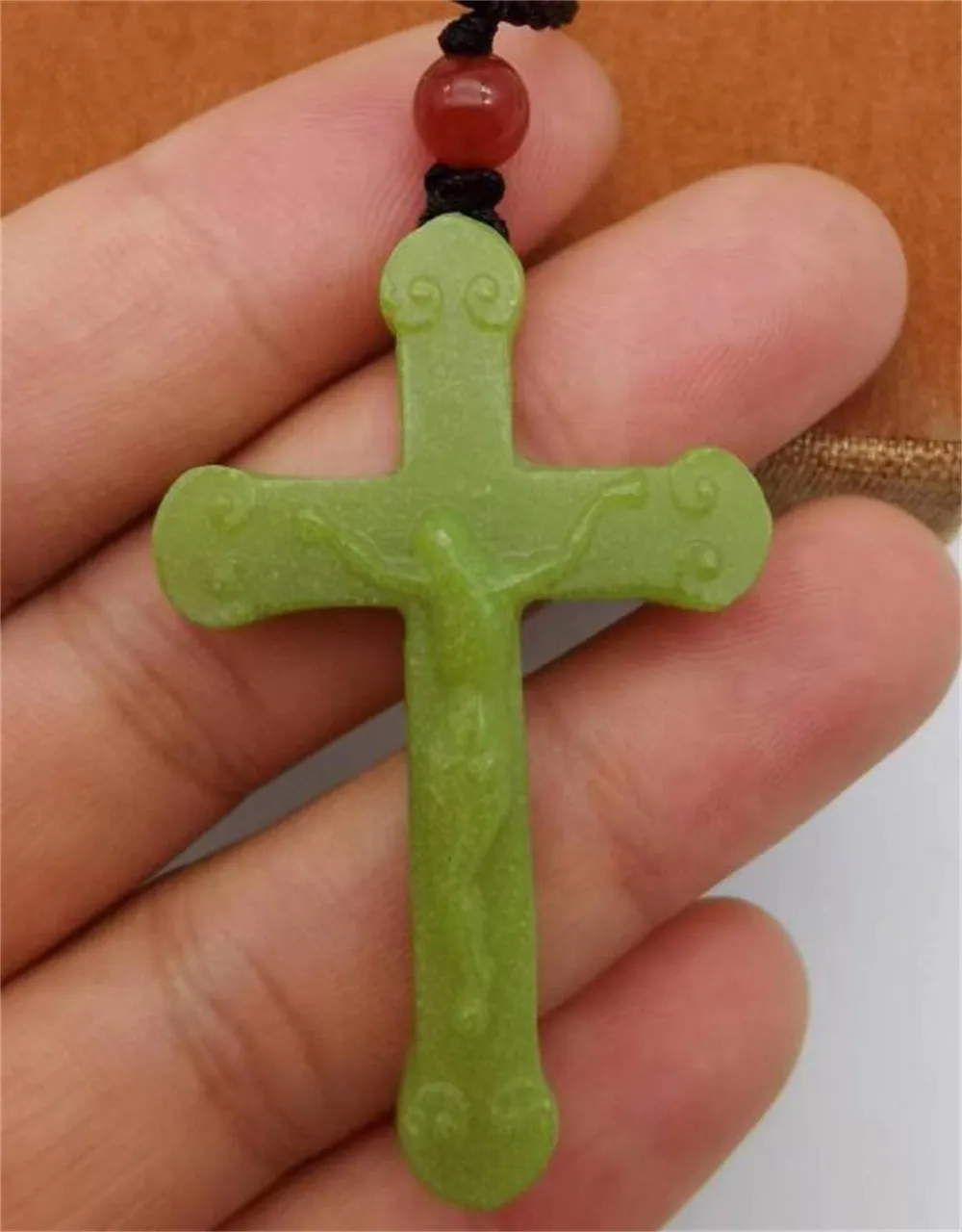 Jesus kors halsband med hänge av naturlig självlysande fluorit_voghion.com
