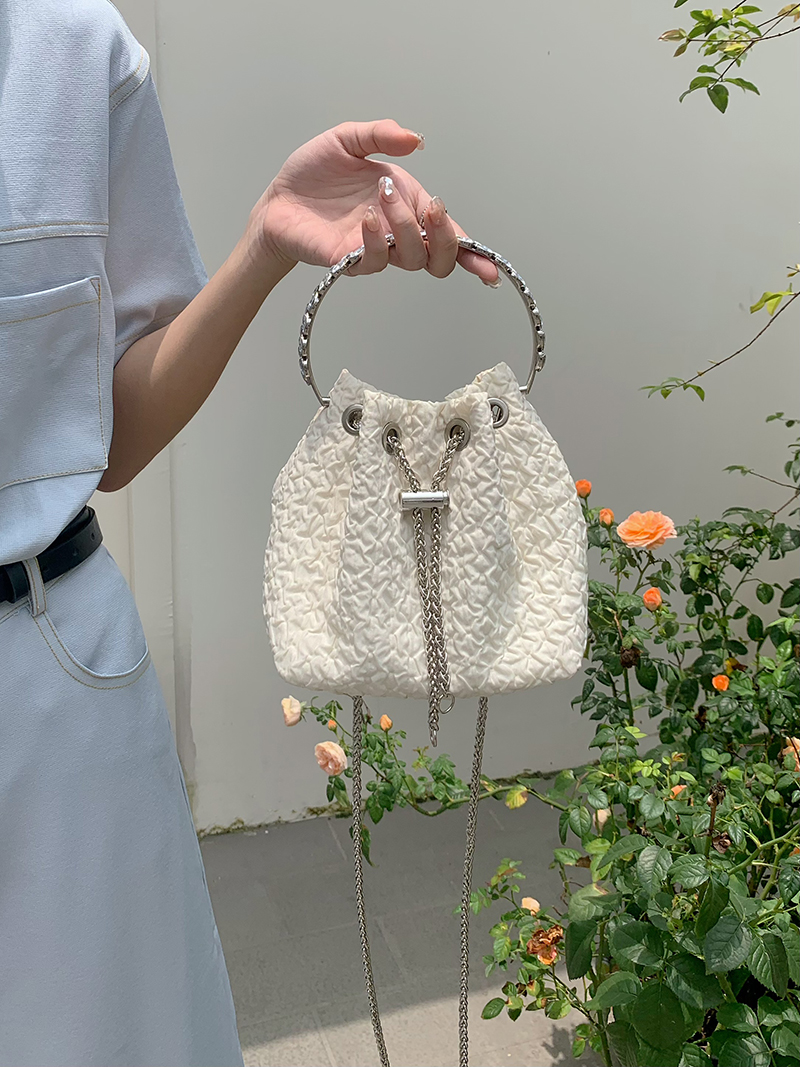 Koreanische Version der Schulter-Umhängetasche Kette, süße und modische 2024 neue Eimer Tasche, ins, Nische tragbare Trend_voghion.com