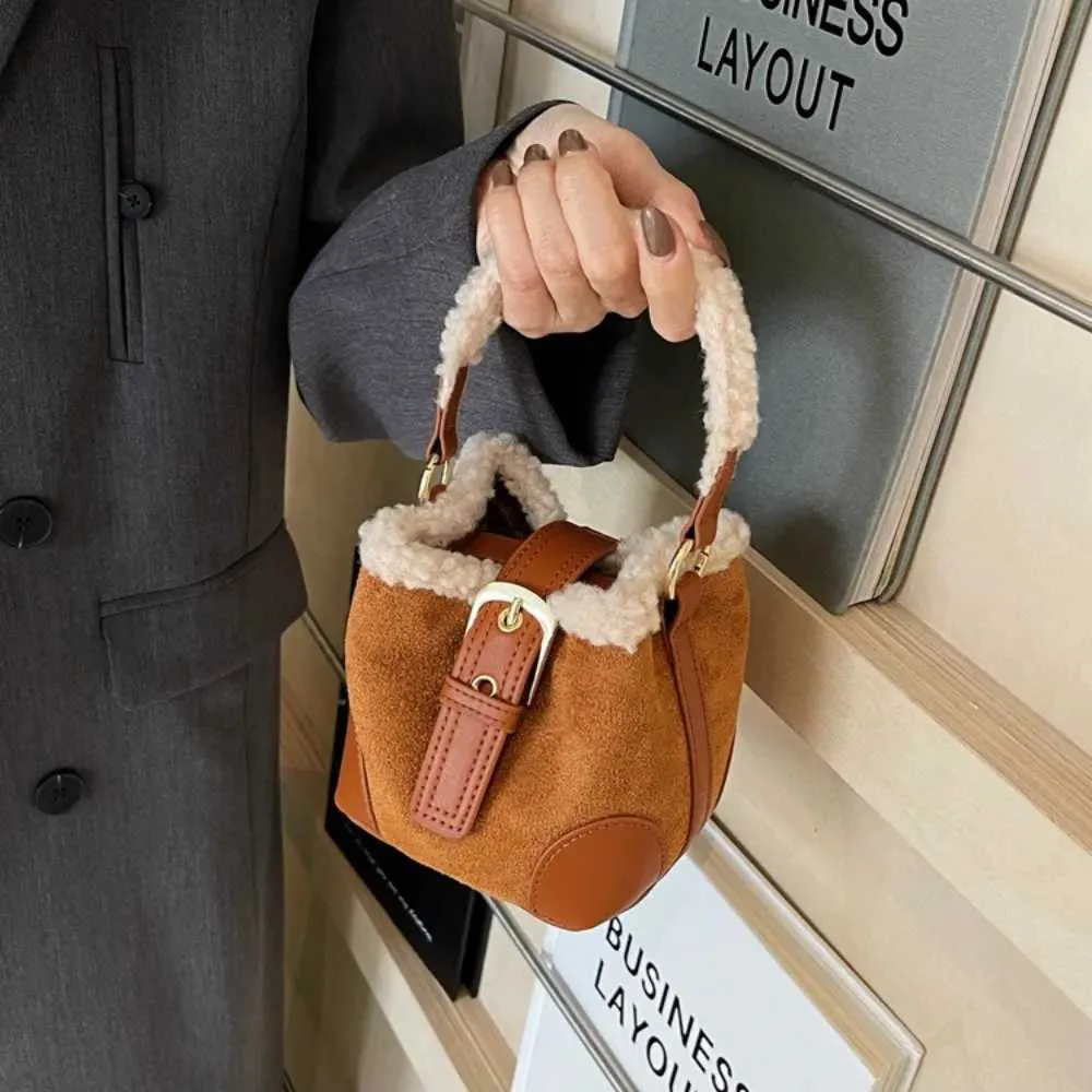 Borse a secchiello in lana di agnello alla moda con tracolla Borsa a tracolla retrò in peluche vintage da donna C241212_voghion.com