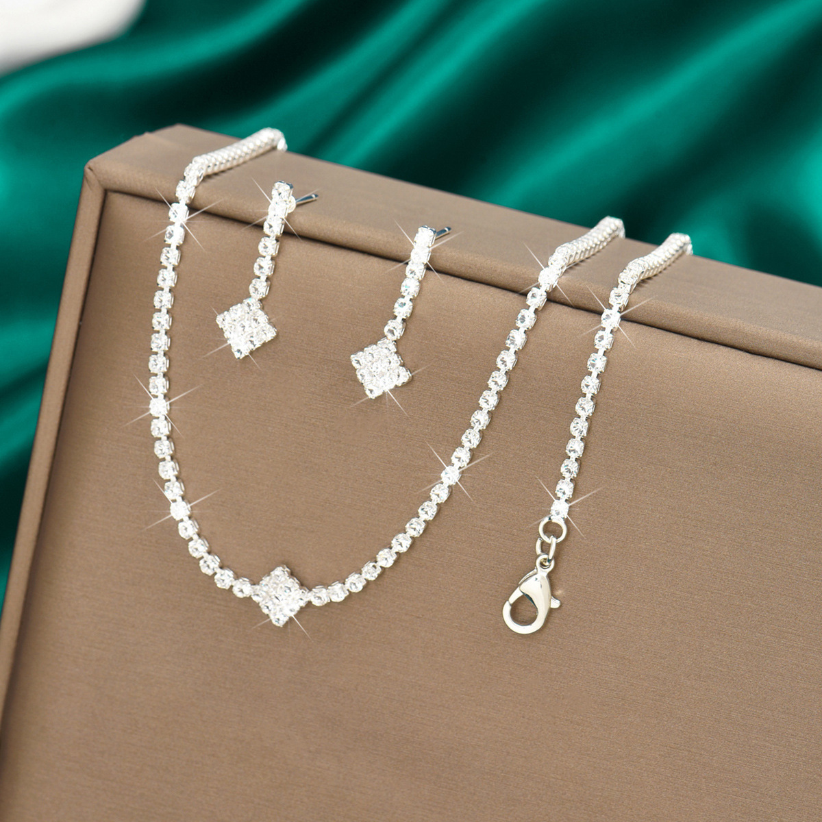 Fashion New Ins Niche Fashion Personality High End Sense All Match Claw Chain Necklace Earrings Bracelet Three Piece Set_voghion.com