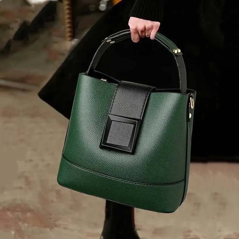 Borsa a secchiello in pelle da donna, elegante, con manico superiore, comoda tracolla, design alla moda, borsa a mano, tracolla_voghion.com