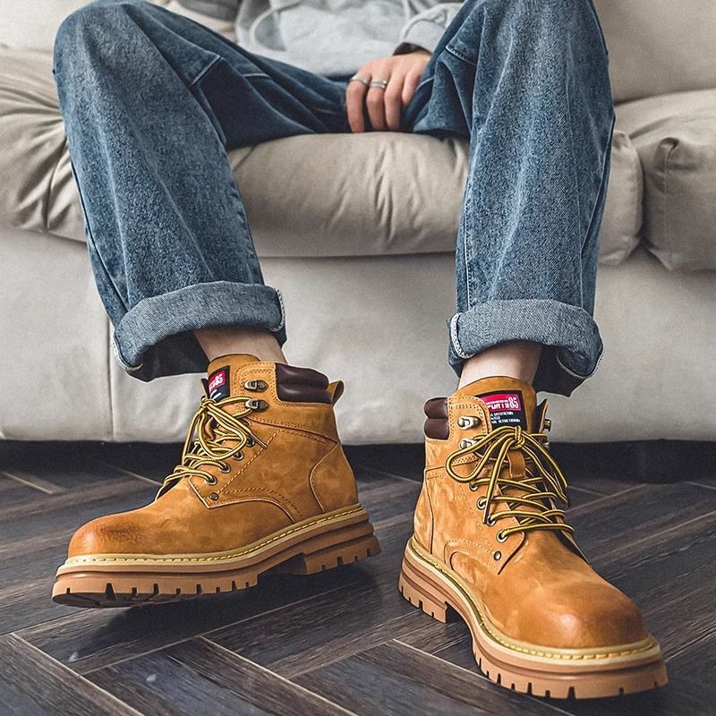 Paar Outdoor-Wanderstiefel im britischen Stil, große gelbe Arbeitsstiefel, hohe Absätze aus gleichem Leder für Männer_voghion.com