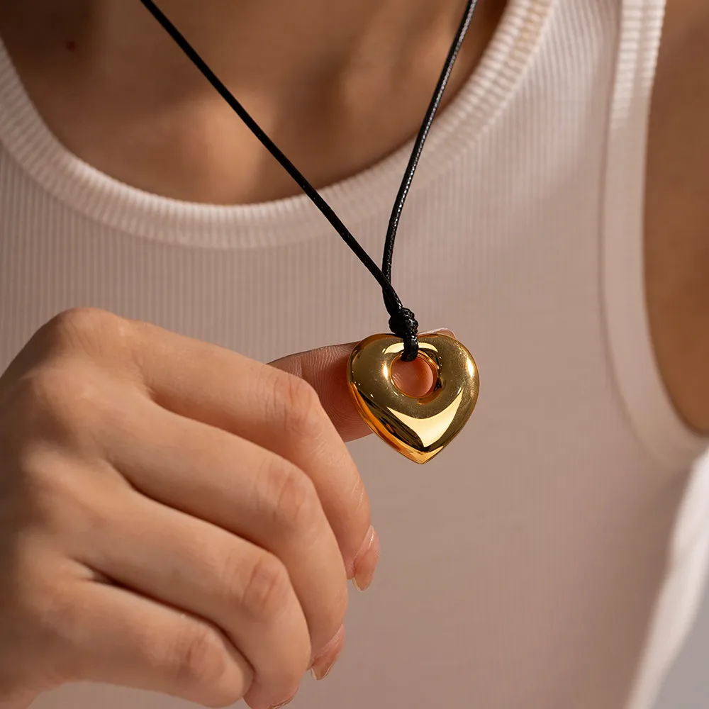 Collana con pendente a cuore vuoto in acciaio per donna_voghion.com