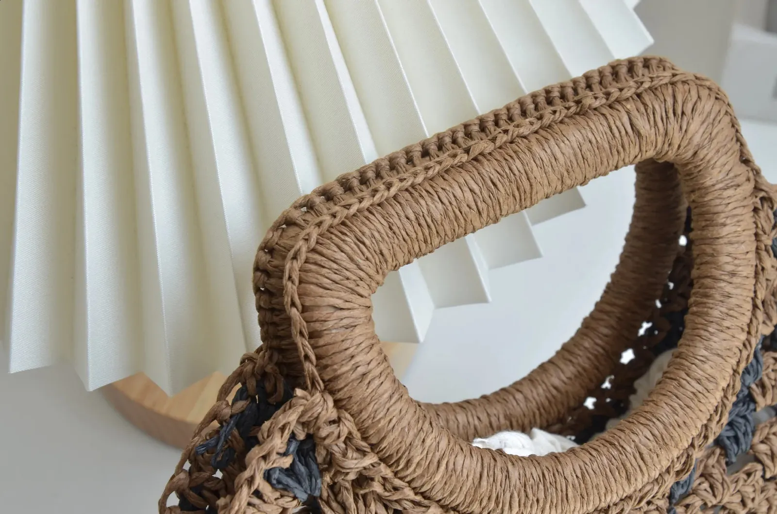 Mode gewebte Strohpapierseil-Handtaschen hohle gehäkelte Eimertasche Sommer Mini-Strandtaschen für Frauen Reisekupplung 240813_voghion.com