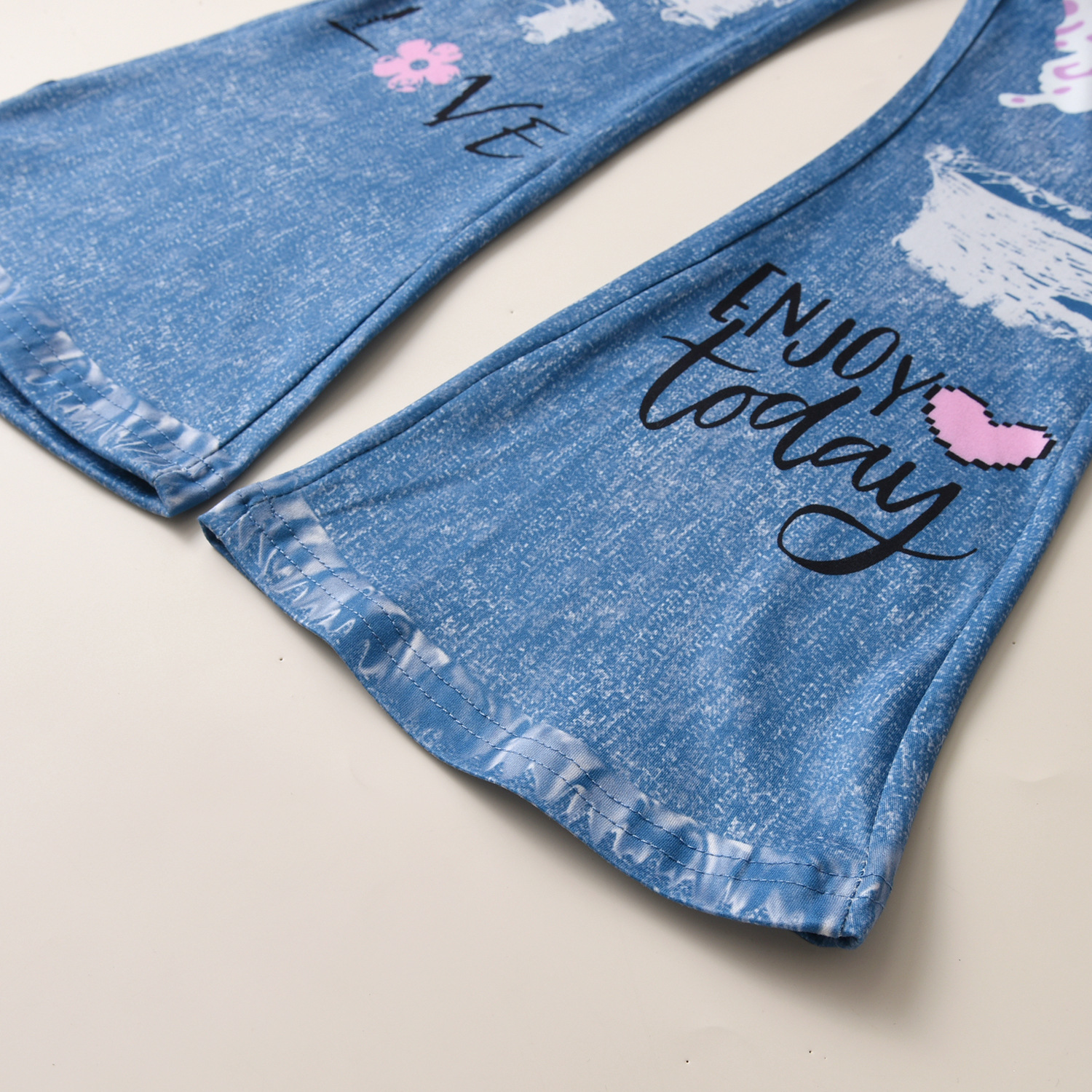 Felpa con cappuccio a farfalla a maniche lunghe in pizzo Mother&Kids + completo in due pezzi con pantaloni a zampa d'elefante in finto denim_voghion.com