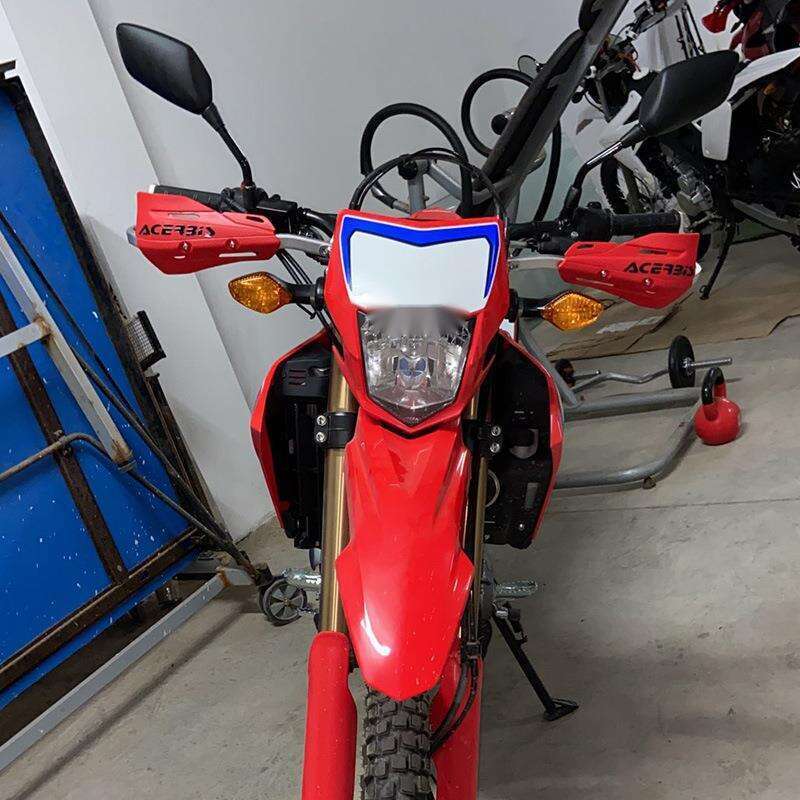 La modernisation du pare-brise avant des motos tout-terrain permet d'éviter les chutes, les collisions et de protéger l'arc et la main_voghion.com