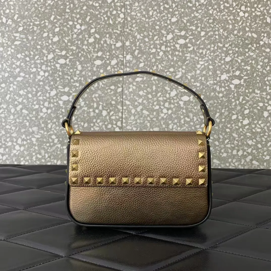 Borsa a tracolla con tracolla lunga in vera pelle di vitello con borchie e fibbia in argento._voghion.com