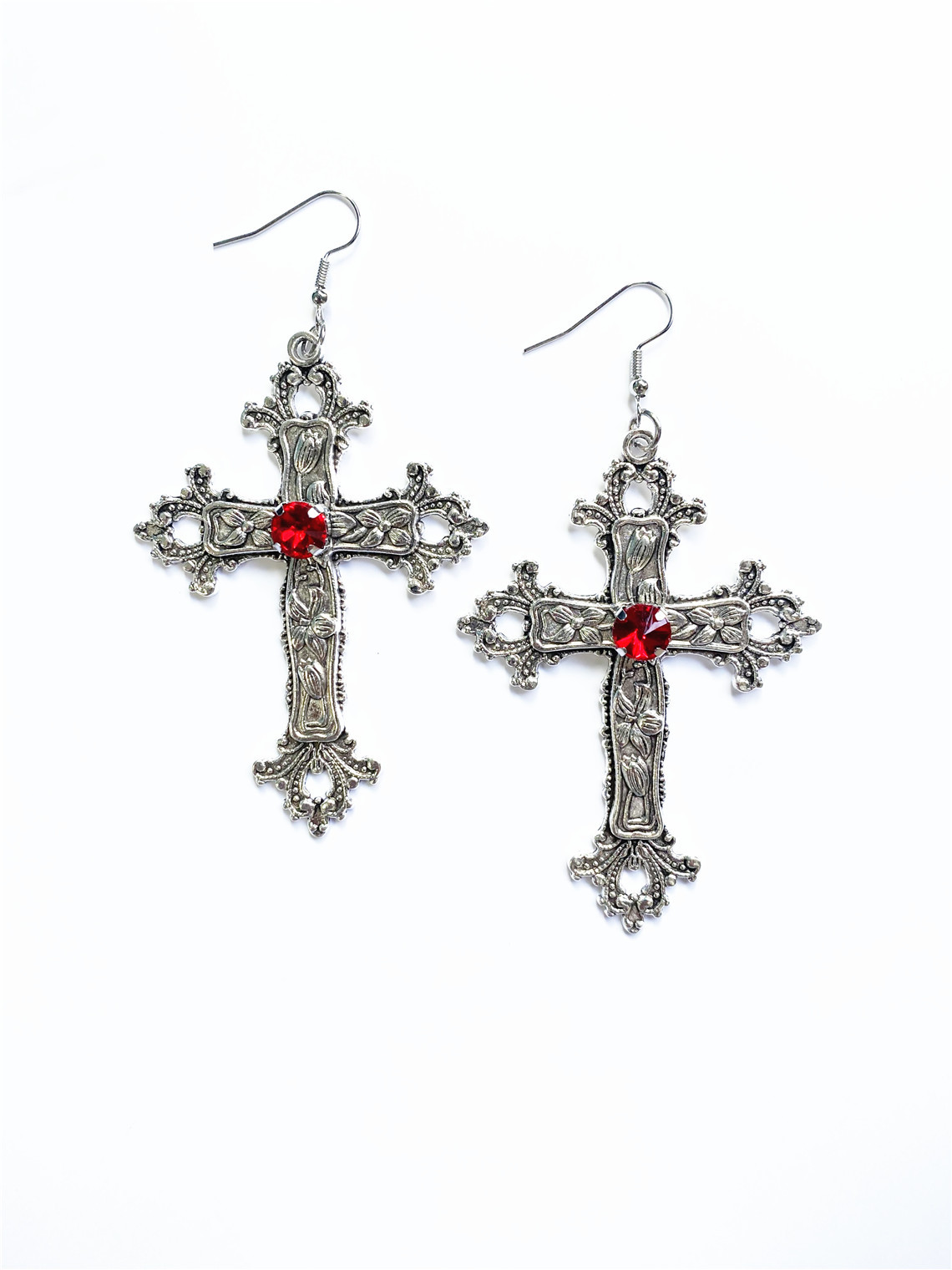 Boucles d'oreilles gothiques punk argentées avec gros détails en forme de croix et de diamant_voghion.com