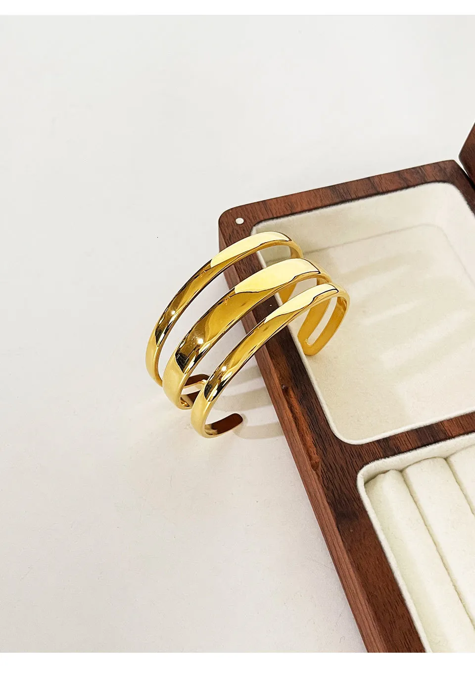 Pulsera minimalista de acero inoxidable chapado en oro macizo PVD de tres capas sin deslustre Perisbox_voghion.com