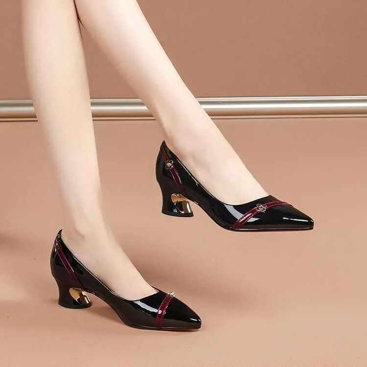Sapatos femininos de couro fino, salto grosso, temperamento versátil, boca rasa, antiderrapante, trabalho, sapatos individuais, sem salto_voghion.com