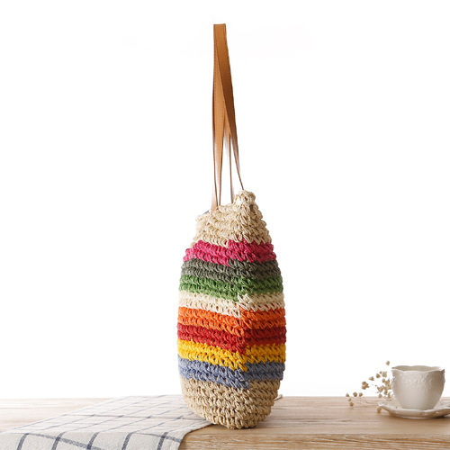 Neue kontrastierend gestreifte Einzelschultertasche aus gewebtem Papier Regenbogen-Stil, Strandtasche, Damentasche im_voghion.com