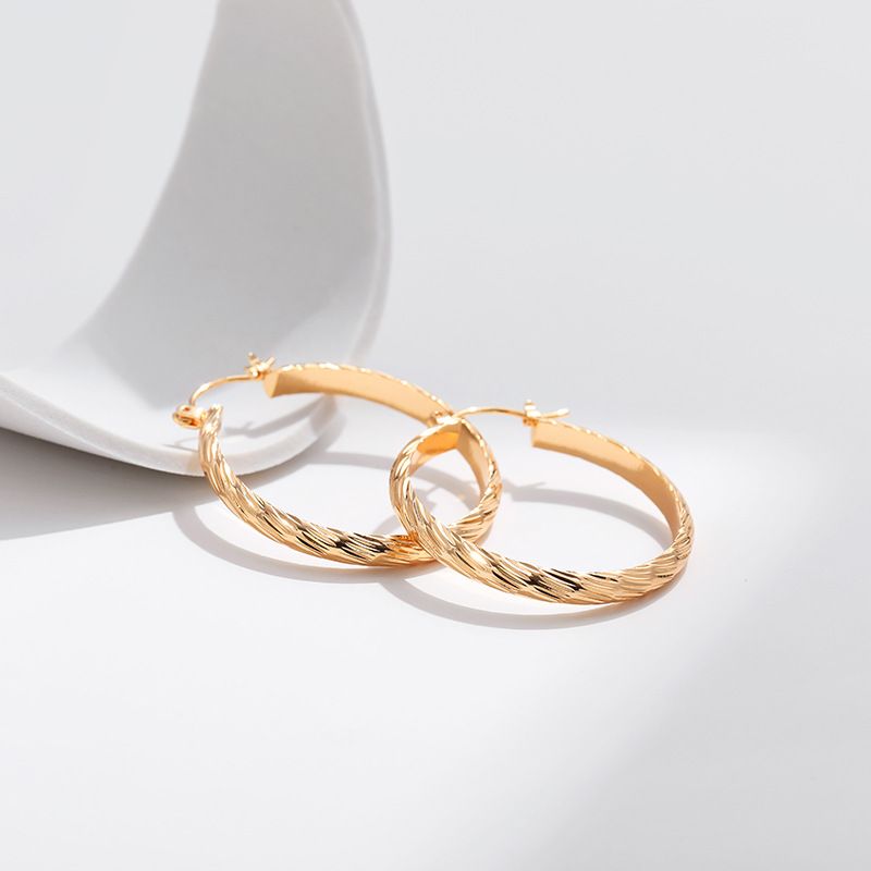 Orecchini a cerchio semplici alla moda, personalità minimalista, in metallo con texture, placcati in rame e oro vero._voghion.com