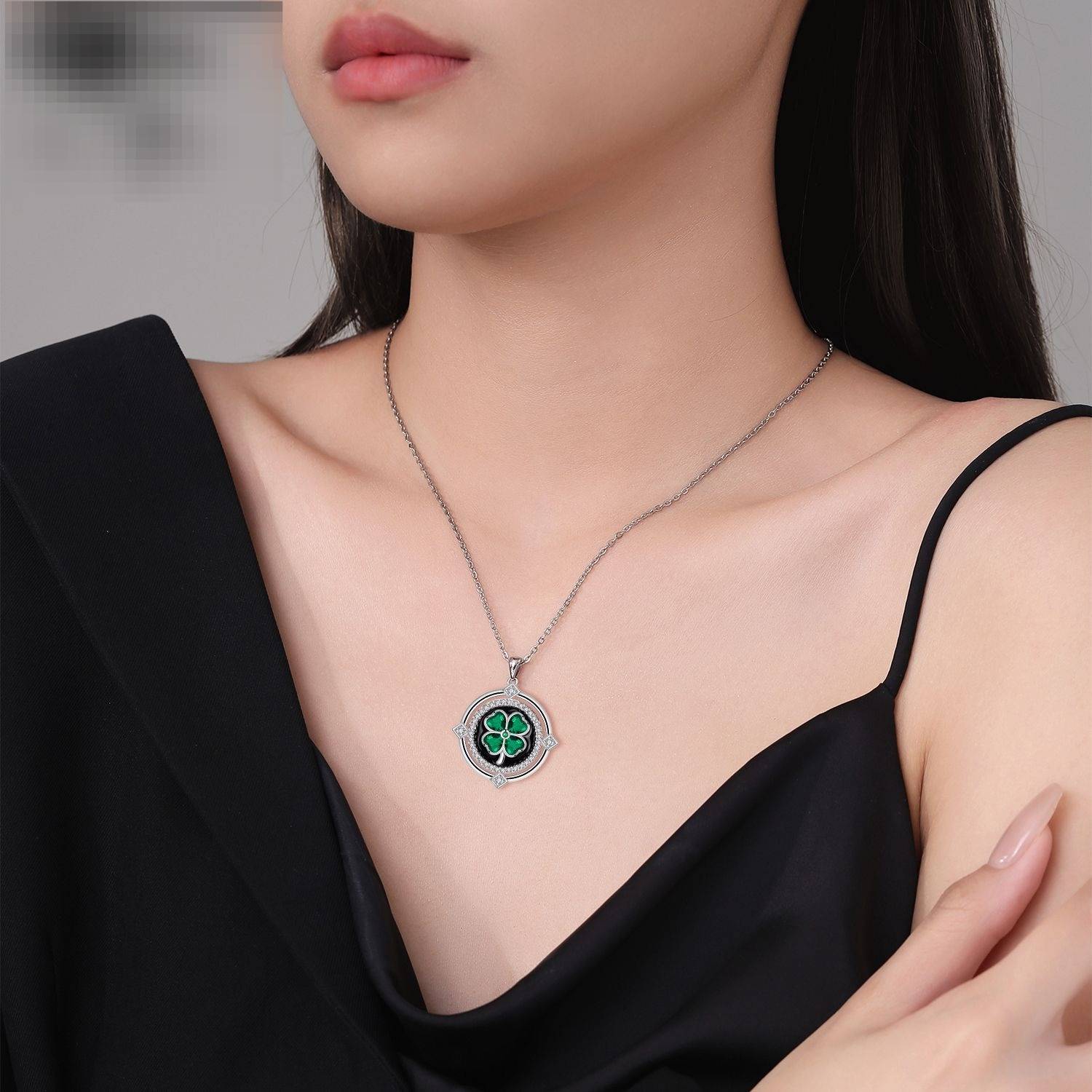 Collana con ciondolo a forma di trifoglio portafortuna - Gioielli pendenti floreali fatti a mano con smalto colorato e dettagli in zircone, elegante catena a croce per donna_voghion.com