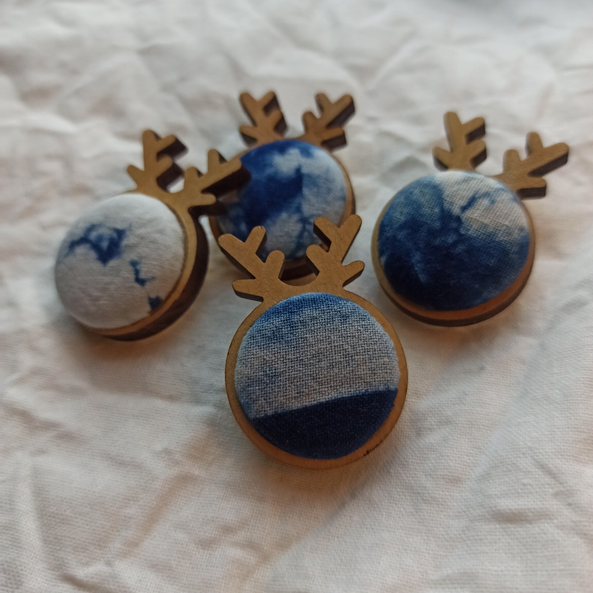 Handmade Wooden Deer Tie-dye Brooch Blue Scenic Accessory Gift_voghion.com