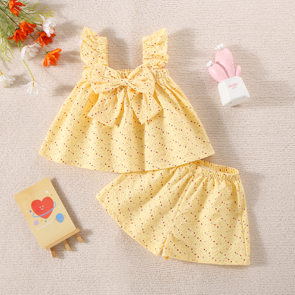 Peutermeisjes kinderkledingset van katoen, klein hartje, bedrukt, geel/roze strik, top en short_voghion.com