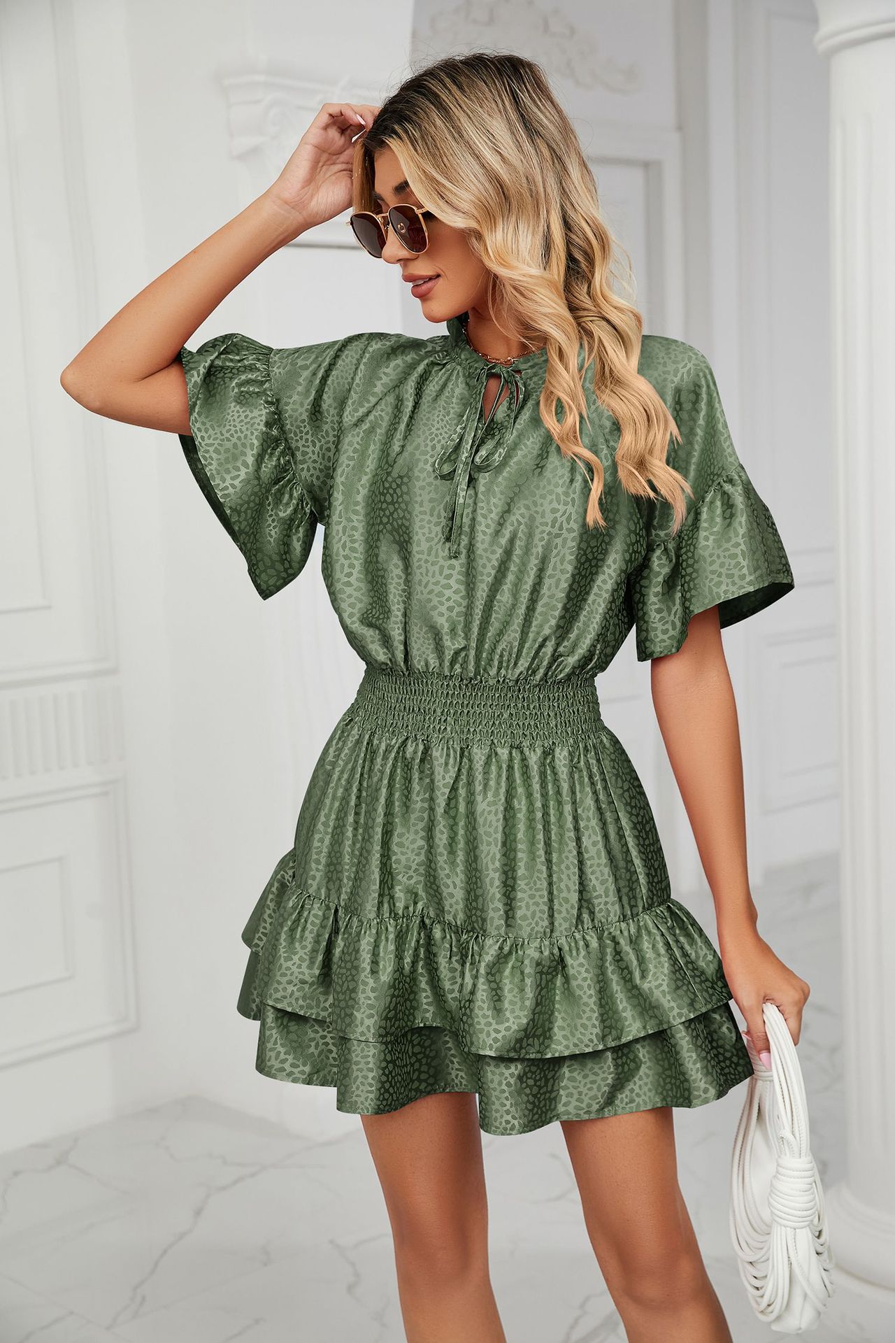 Damenkleid aus Satin mit fester Taille, lockerem V-Ausschnitt und Rüschen_voghion.com