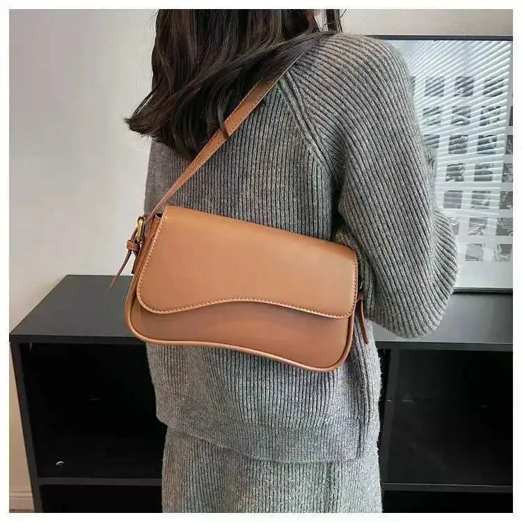 Vintage leather cross body bag suitable for warm 2024 designer Fem small flip cover sole armpit pocket handbag and_voghion.com