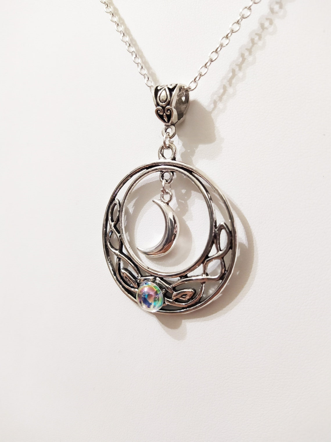 Gioielli e accessori: collana con mezzaluna, gioielli con luna, ciondolo con nodo celtico_voghion.com