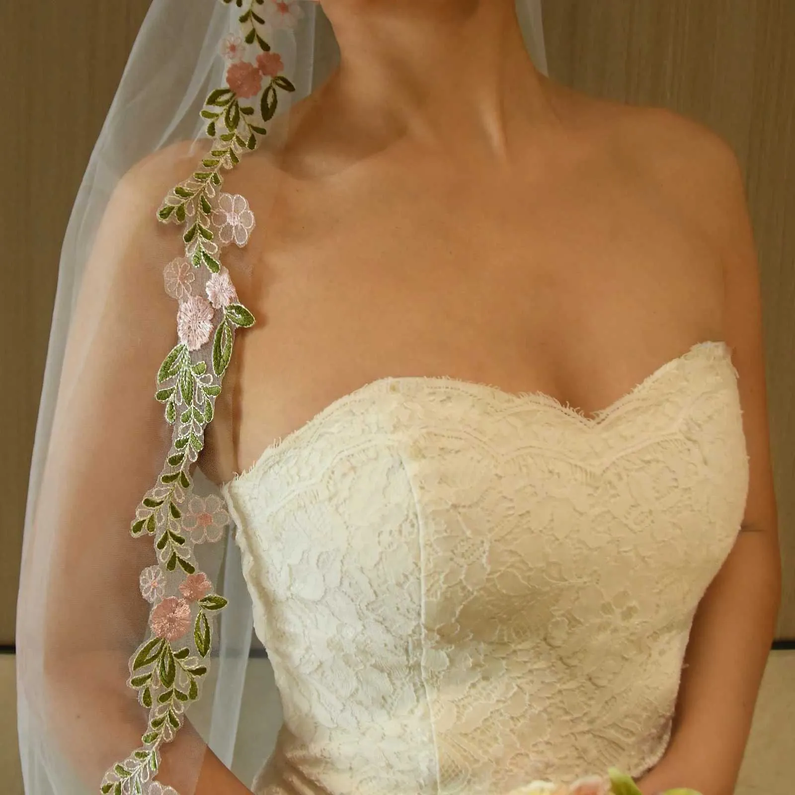 Bijoux de cheveux V199 Voile de mariée court, doux et élégant, bordé de dentelle, longueur du bout des doigts, avec peigne, robe de mariée parfaite_voghion.com