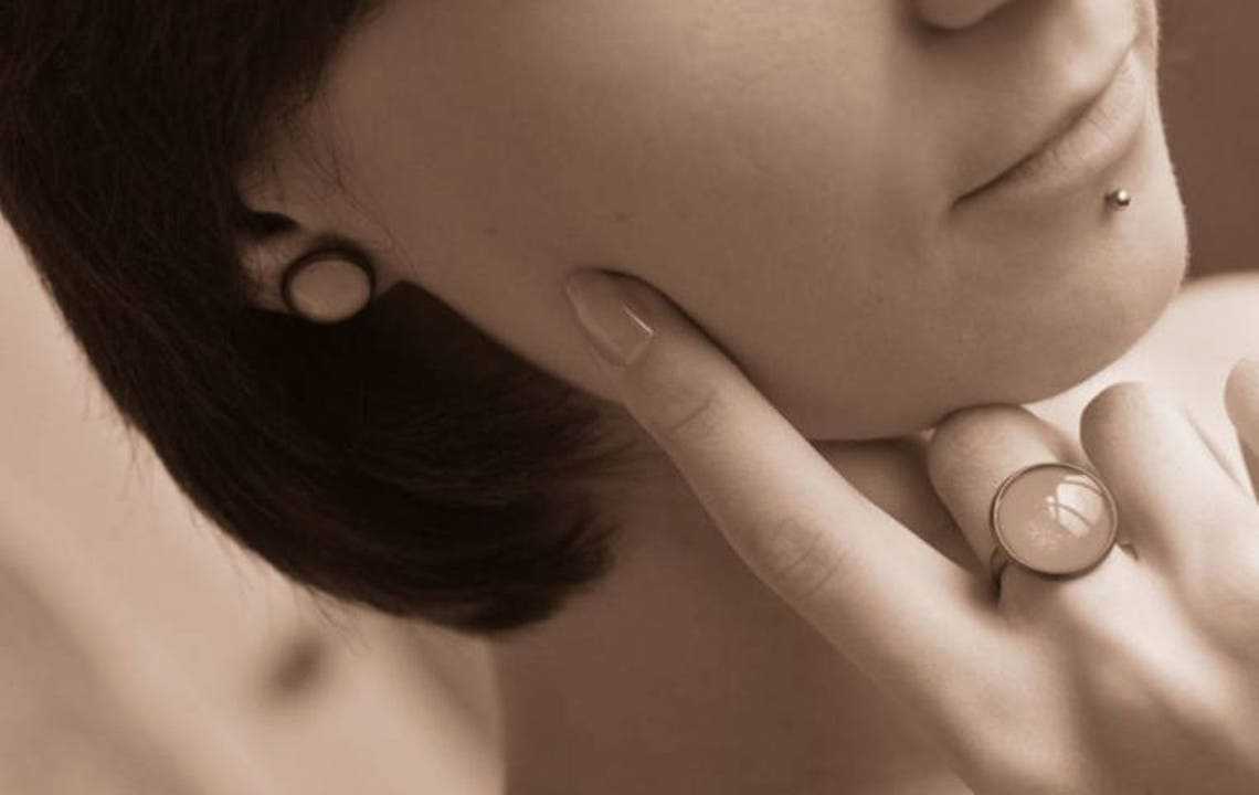 Eleganti e semplici orecchini a bottone con sole e luna_voghion.com