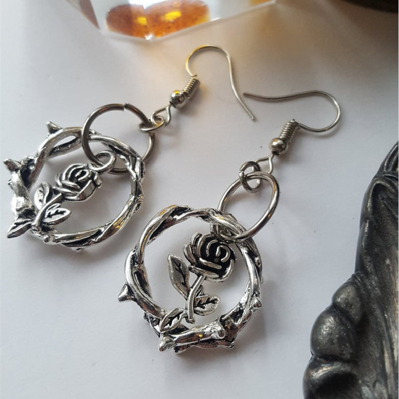 Orecchini Orecchini alla moda con rose di spine gotiche_voghion.com