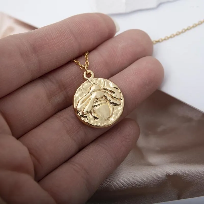 Collane con ciondolo Tangula Vintage Bee Collana rotonda per donna Uomo Acciaio inossidabile Geometrico Insetto Regali di compleanno per_voghion.com