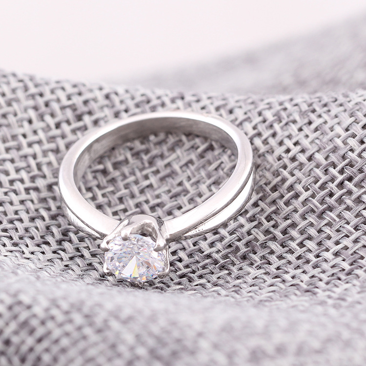 Anillo de boda de moda con incrustaciones de diamantes y nueva personalidad de estilo coreano para mujer, anillo de dedo índice de fundición de acero de titanio al por mayor