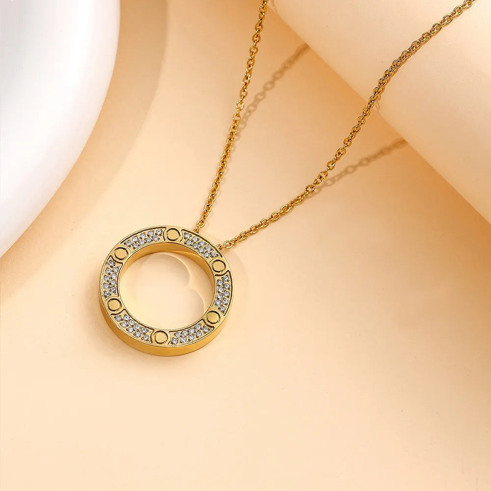Colar com pingente love clássico de zircônia para mulher_voghion.com