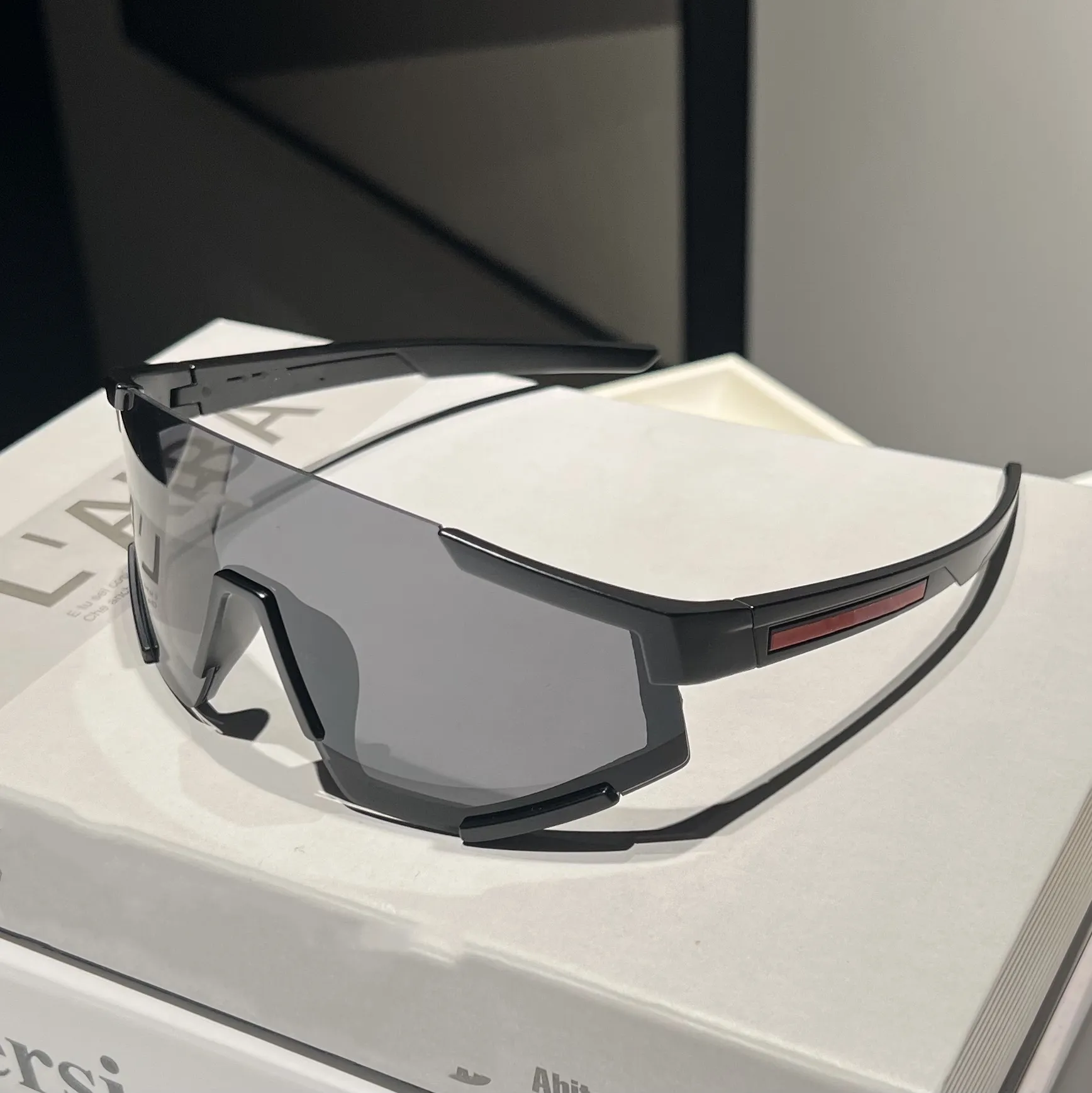 Designer Shield Visiera bianca Striscia rossa Uomo Donna Occhiali da ciclismo Uomo Moda Occhiali da sole polarizzati Sport all'aria aperta Corsa_voghion.com