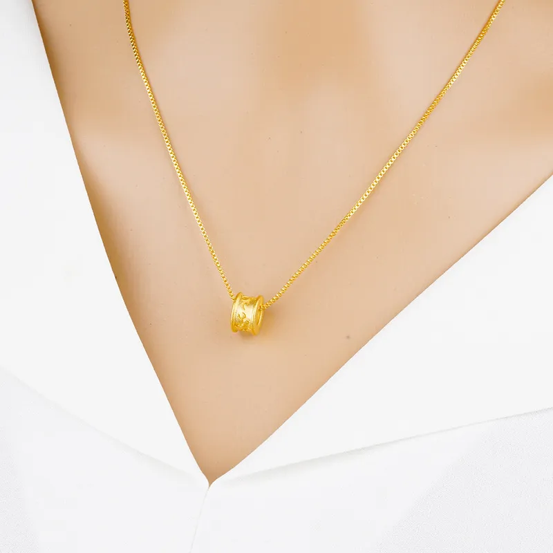 Collana con pendente dorato e perle cilindriche per donna elegante_voghion.com