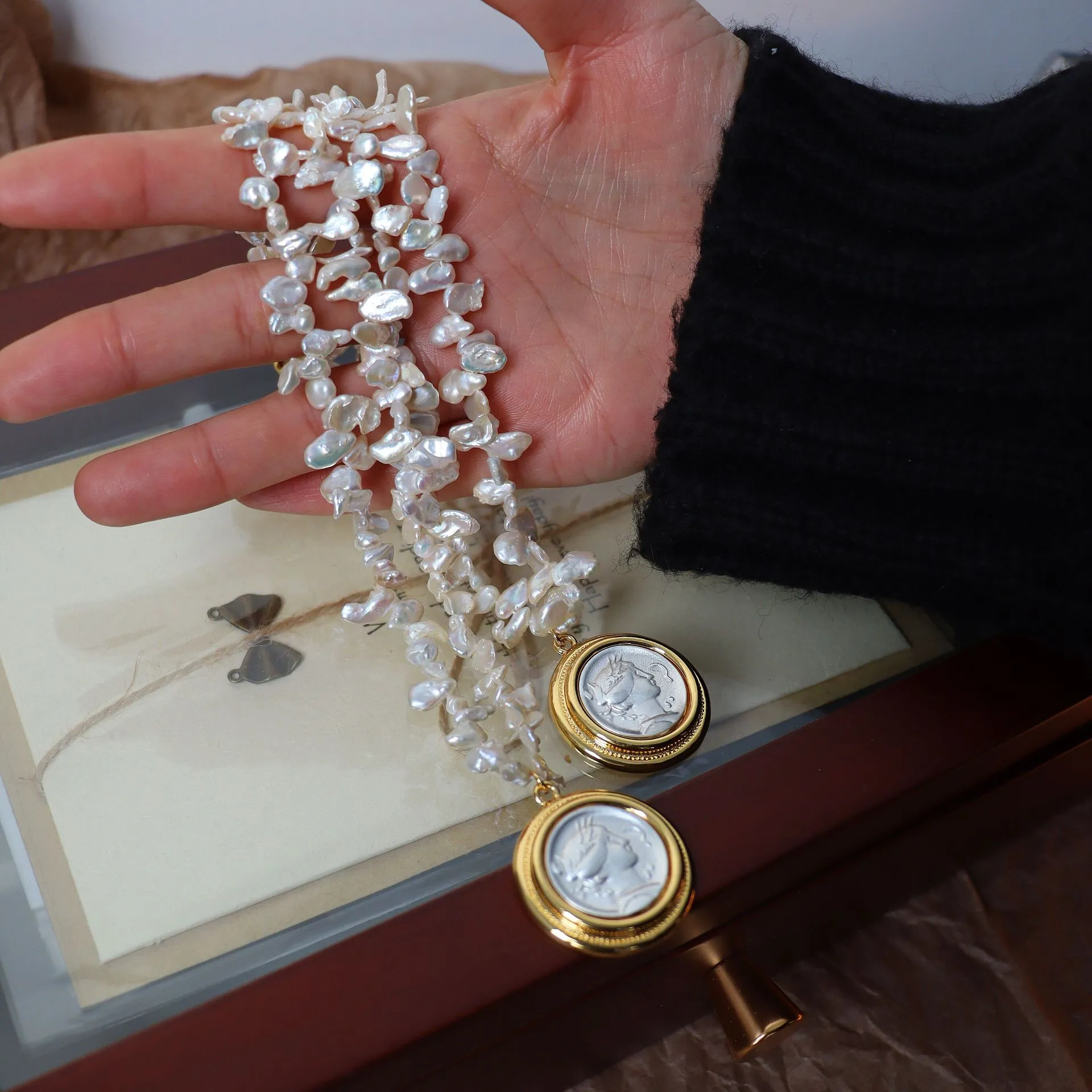 Chaînes Collier en or électrolytique haut de gamme avec pendentif exquis en forme de pièce de monnaie antique et perle baroque_voghion.com
