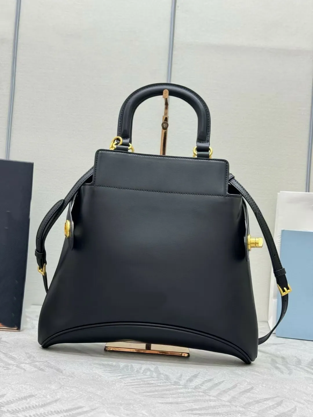 10A Top Handle Handbags Quality Designer Calfskin Leather Waist Belt Hobo Bags Gold-tone Hardware Twistlock Buckle Long_voghion.com