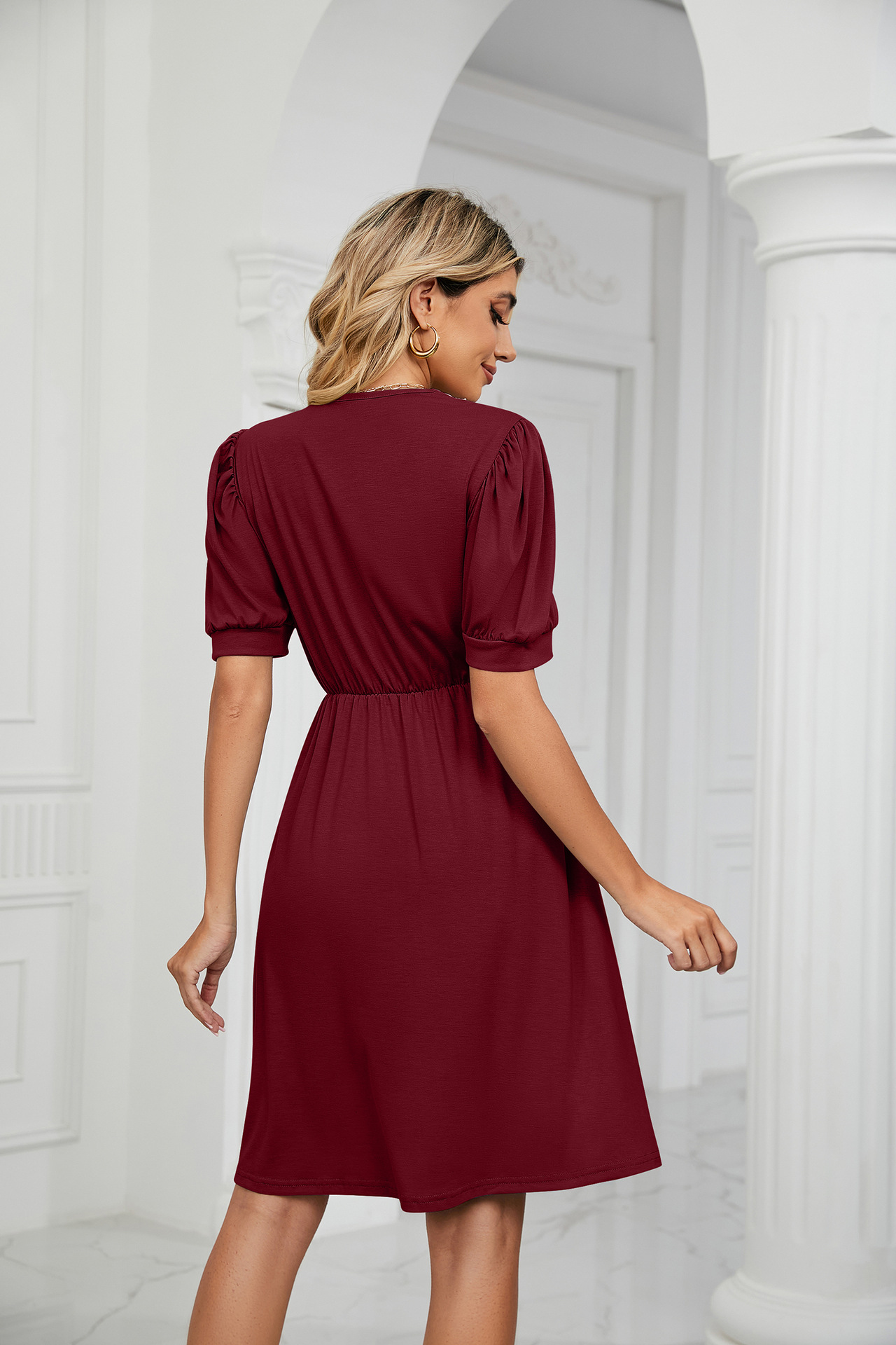 Damenkleid mit V-Ausschnitt und kurzen Ärmeln, mit festem Spitzenaufnäher_voghion.com