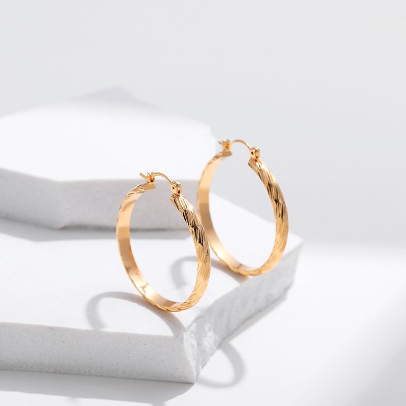Orecchini a cerchio semplici alla moda, personalità minimalista, in metallo con texture, placcati in rame e oro vero._voghion.com