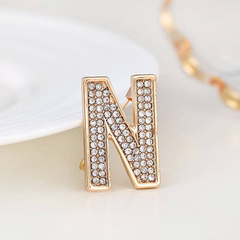 Spilla versatile con lettere inglesi in strass, stemma con fiore sul petto, luce antiscivolo, alla moda per uomo e donna_voghion.com