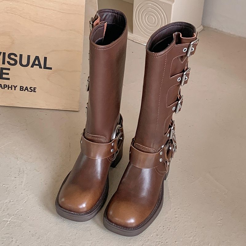 Botas femininas estilo cowboy ocidental com fivela de cinto vermelha e cabeça quadrada Martin Internet, outono 2024_voghion.com