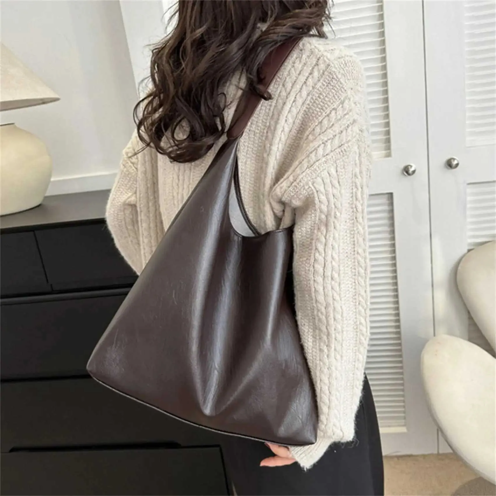 Large Capacity Women's Shoulder Bag Simple Trendy Commuter Bag_voghion.com