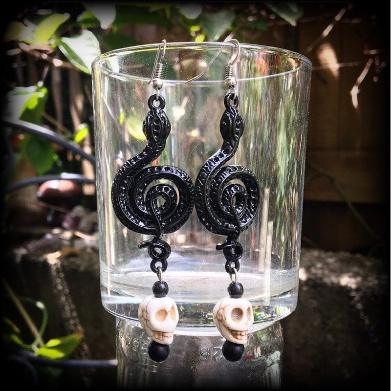 Orecchini pendenti in cristallo di diamante con serpente nero gotico_voghion.com