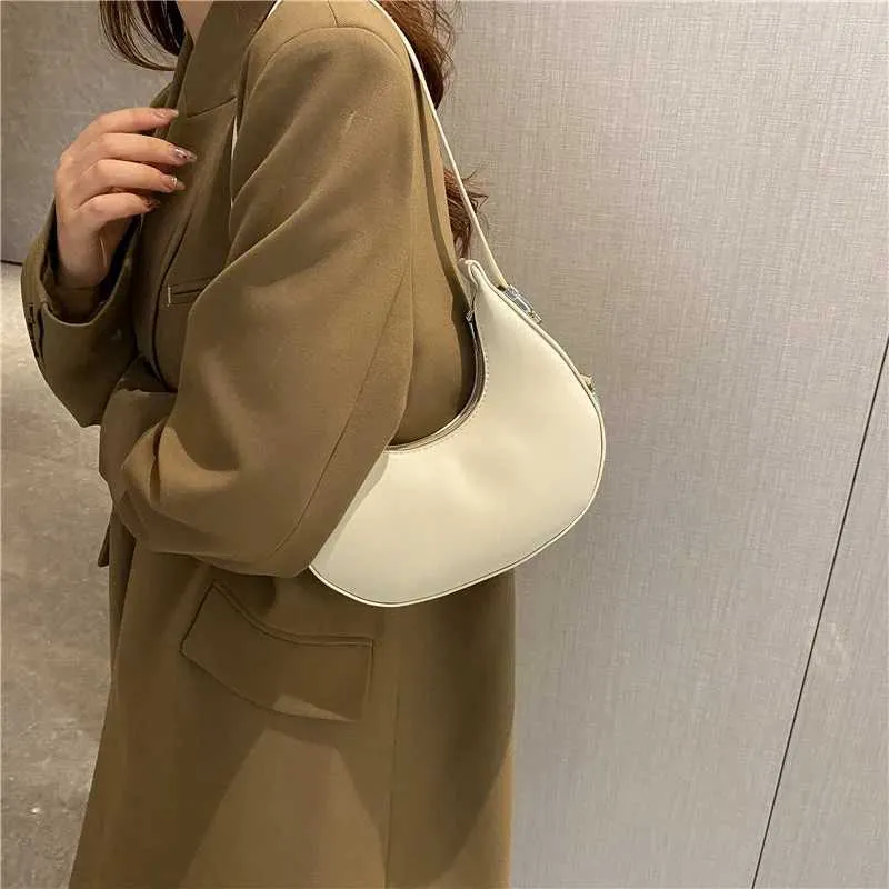 Borsa a spalla a mezzaluna donna elegante in ecopelle_voghion.com