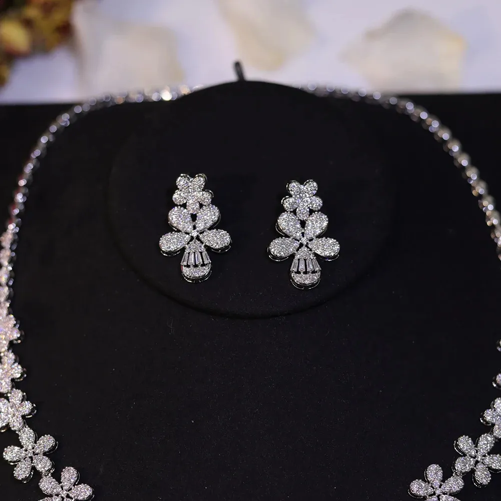 Ensemble de bijoux de mariage élégant avec collier et boucles d'oreilles en forme de feuille et de fleur en zircone cubique micro pavée pour fiançailles_voghion.com