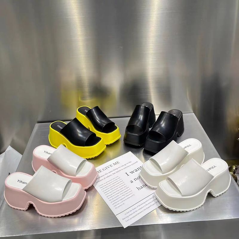 Donne con suola spessa da indossare all'esterno in estate, nuova versione 2024 di pan di spagna, pantofole con aumento di altezza per_voghion.com