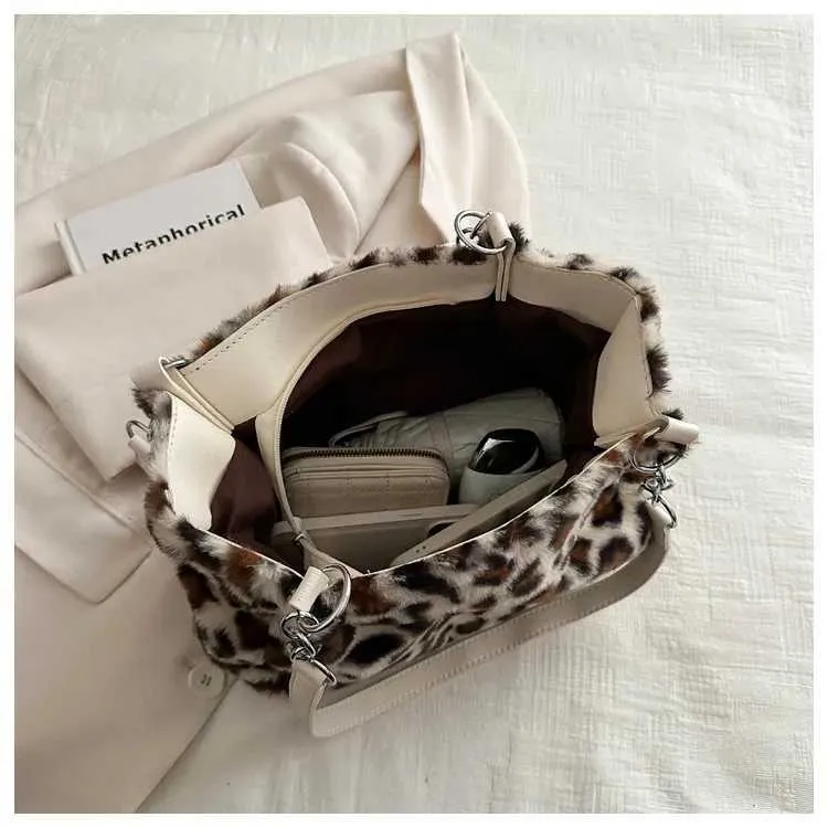 Le sac à bandoulière en peluche imprimé léopard pour femme est un sac à bandoulière décontracté et à la mode avec une grande capacité et une texture haut de gamme_voghion.com