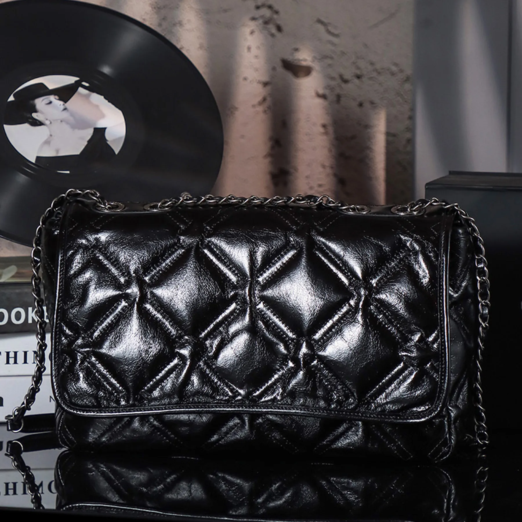 Borsa a tracolla con catena 10A di alta qualità, in morbida pelle genuina, con cerniera e tasca a pochette._voghion.com