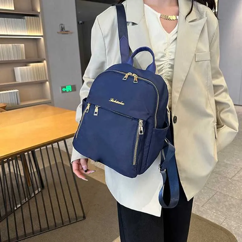 Mochila de mujer impermeable en nylon bolso versátil de moda_voghion.com