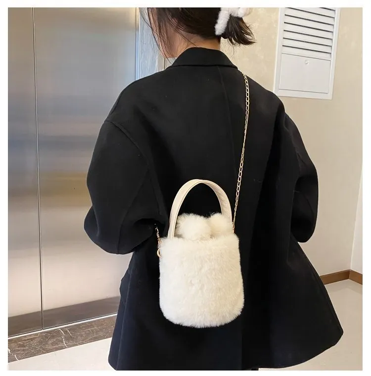 Sac à main en peluche avec cordon de serrage et boule de laine antivol, sac à bandoulière à une épaule, sac seau à la mode pour femmes 240820_voghion.com