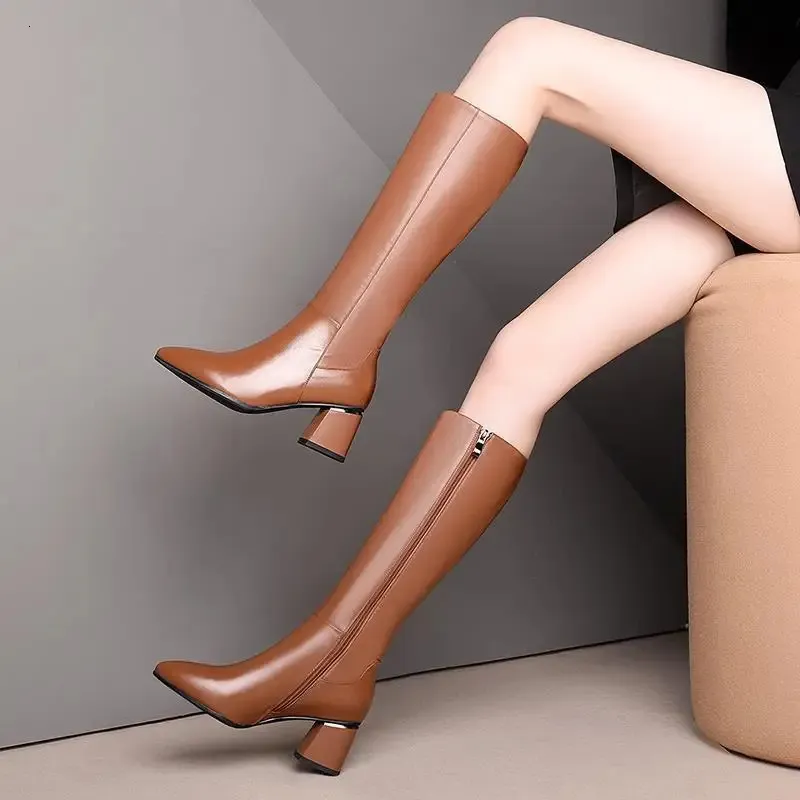 Botas altas elegantes para mujer de cuero marrón para invierno_voghion.com