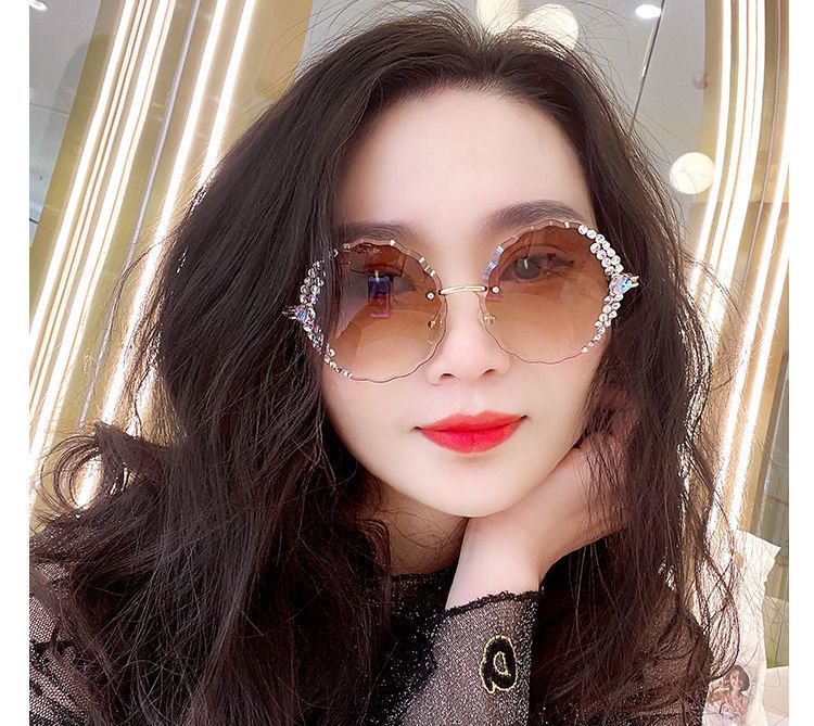 Women's Cat Eye Sunglasses With Diamond Studs And Metal Frame_voghion.com